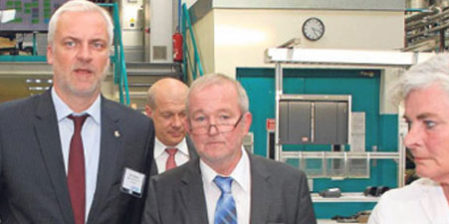 Minister Duin bei Kunststofftechnik Backhaus